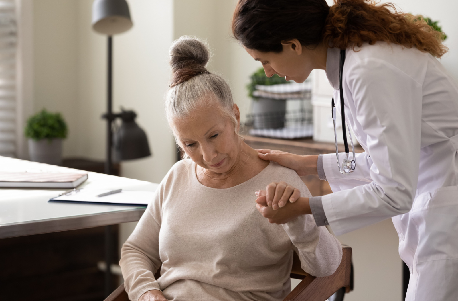 A doctor examining a senior woman who is experiencing disorientation and confusion